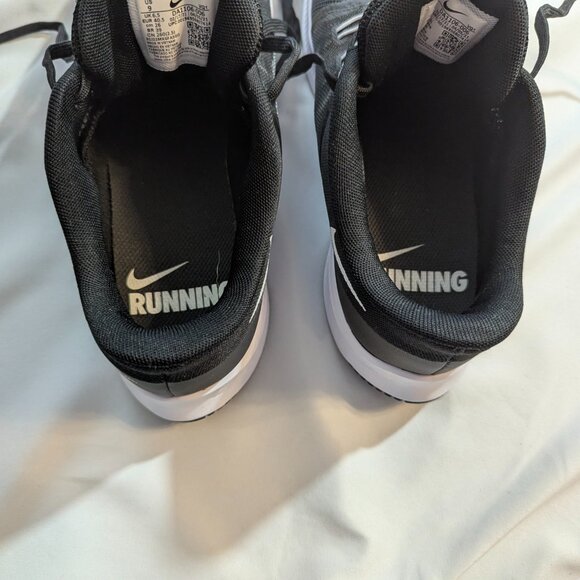 NWOB Nike Quest 4 *Size 9 (run a little large) Black/White Running Shoes - Picture 9 of 16